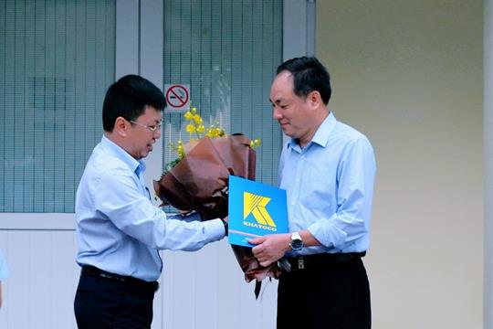 Trao quyết định tái bổ nhiệm của TCT Khánh Việt cho ông Chung Quang Vinh