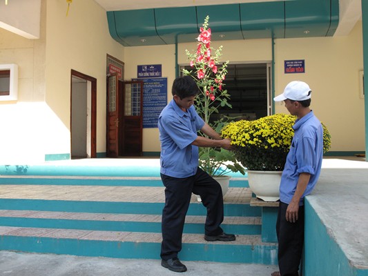 Trang trí chậu hoa cây cảnh mặt tiền các xưởng sản xuất