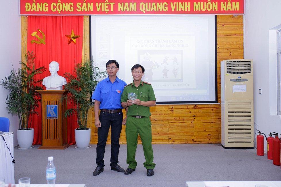 Đ/c Đoàn Quốc Quỳnh - Đại diện BCH Chi đoàn Nhà máy tặng cúp lưu niệm cho Chi đoàn 